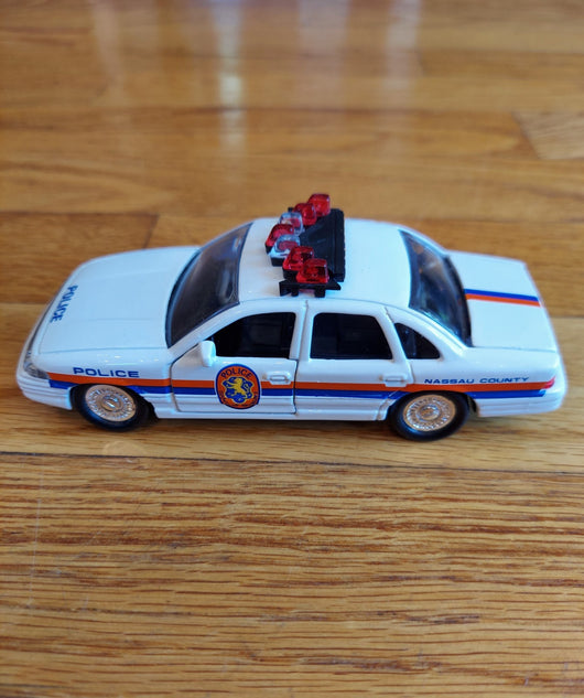 Road Champs (1997): Nassua County Police Dept. - Crown Victoria - 1/43 Scale