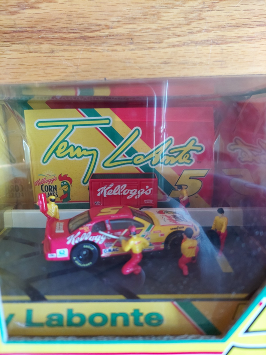 Racing Champions: #5 Terry Labonte Kellogg's Corn Flakes Pit Crew Set - 1/64 new