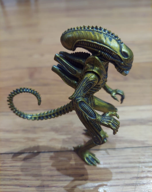 Super7/ReAction Alien Warrior Attack Gold Xenomorph Action Figure -Fast Shipping